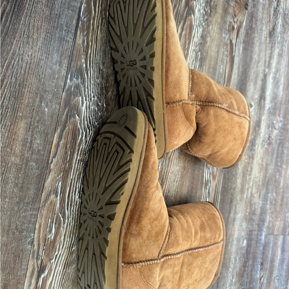 UGG Classic Women’s Boots - Picture 3 of 4